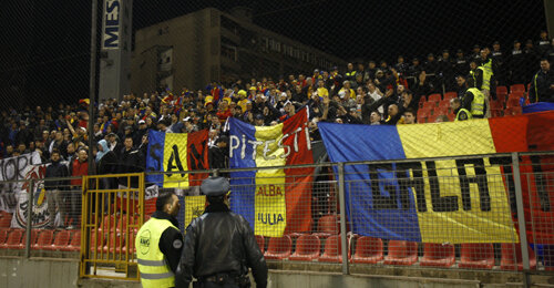 Cîţiva fani români au fost evacuaţi din stadion după ciocnirile de la Zenica Foto: Alex Nicodim