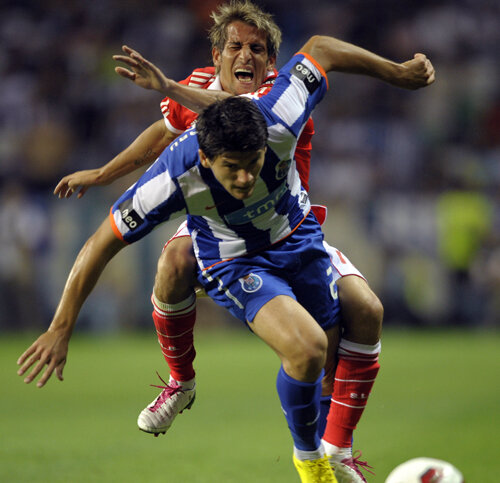 Transferat cu 6 milioane de euro, Săpunaru (în duel cu Coentrao) joacă mîine meciul 40 în campionat la Porto Foto: AFP