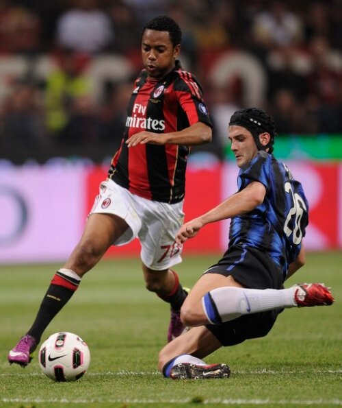 Cristi Chivu (dreapta) în duel cu Robinho foto: daylife.com