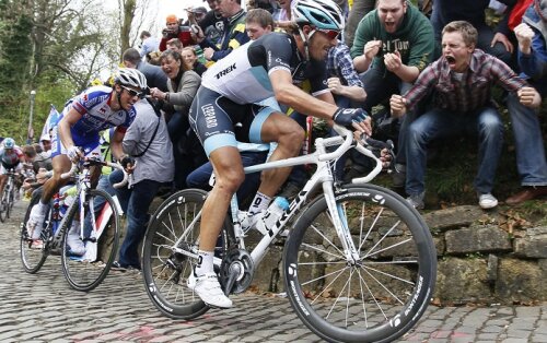 Fabian Cancellara îl conduce pe Sylvain Chavanel pe Muur!