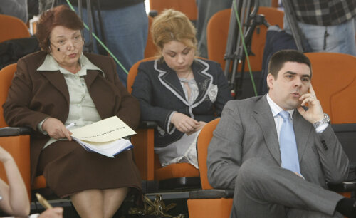 Sabina Petre (stînga) şi Vlad Enăchescu (dreapta) se luptă pentru drepturile TV