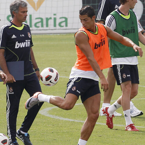 Cristiano Ronaldo trage de el ca să-i sară în ajutor compatriotului Mourinho
Foto: Reuters