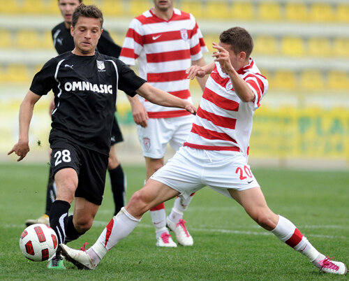 Tehnicul Tibi Bălan (stînga) s-a pierdut în lupta oarbă la mijlocul terenului Foto: MediafaxFoto