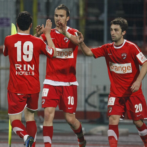 Jucătorii lui Dinamo exultă după golul lui Alexe