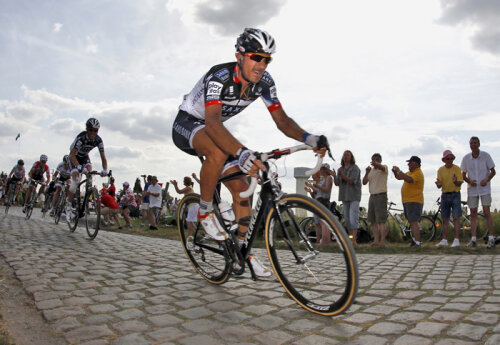 Fabian Cancellara a cîştigat Paris-Roubaix în 2010, după ce s-a desprins de Tom Boonen Foto: reuters