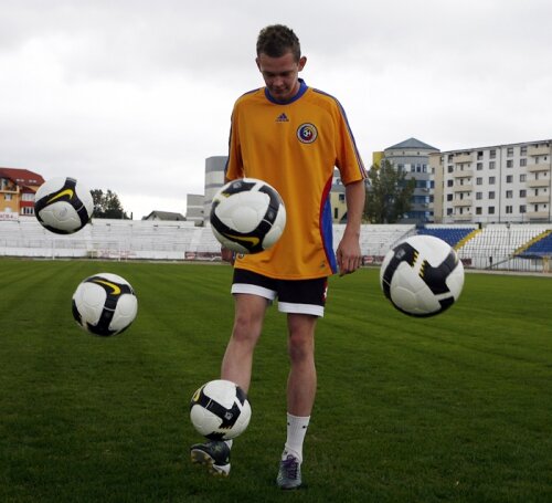 Atacantul Unirii Alba Iulia, Fabian Himcinschi, a trăit cea mai frumoasă zi din scurta, deocamdată, carieră în fotbal în momentul în care s-a calificat alături de ceilalţi jucători de la naţionala Under 17