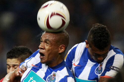În semifinale, Fernando (la minge) o aşteaptă cu FC Porto pe Villarreal
Foto: Reuters