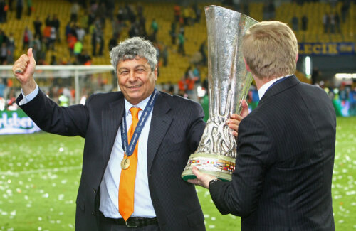 Mircea Lucescu (stînga) cu trofeul Europa League în braţe
