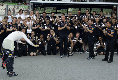 Cu combinezonul dat pe jumătate jos, Vettel a ţinut să mulţumească echipei sale de la Red Bull printr-o plecăciune Foto: Reuters