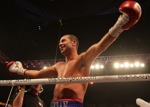 Lucian Bute se bucura de victoria obitnuta in meciul cu Brian Magee, contand pentru titlul mondial