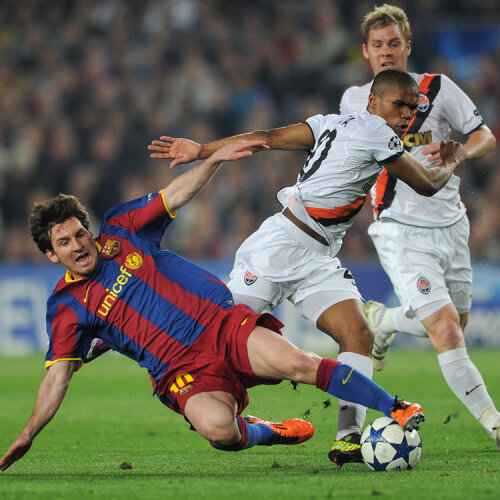 Messi (stînga, contrat de Douglas Costa) nu s-a lipit de gol în turul de pe 