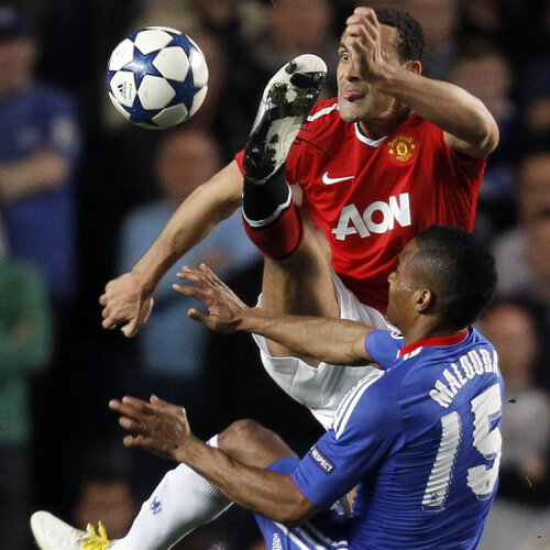 În prima manşă, pe Stamford Bridge, Rio Ferdinand a fost peste Malouda
Foto: Reuters