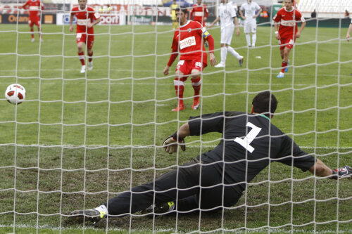 Dănciulescu a marcat de cinci ori în acest sezon, în Liga 1, trei dintre reuşitele sale fiind în 2011 Foto: Alex Nicodim