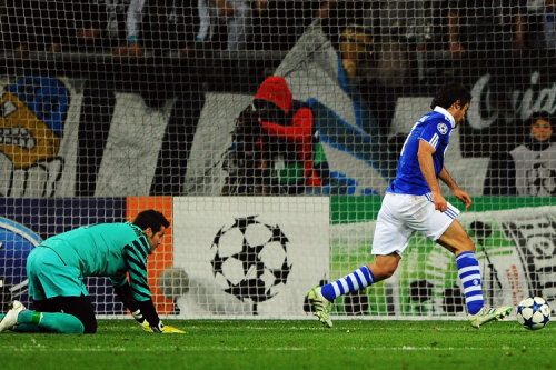 Raul (în albastru) şi-a urcat la 71 recordul de goluri în Champions League
Foto:  Reuters