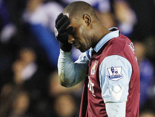 Carlton Cole nu reuşeşte să stea departe de necazuri Foto: Reuters