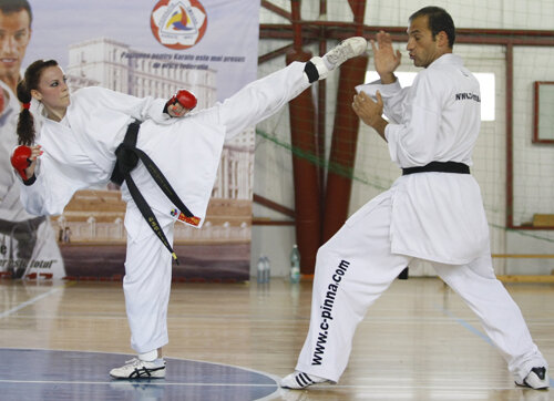 Elena Lambu, campioană mondială în 2009, exersează lovitura de picior cu Christophe Pinna Foto: Cristi Preda