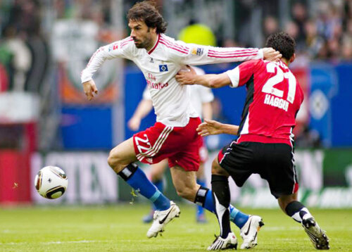 Ruud van Nistelrooy în duel cu Karim Haggui