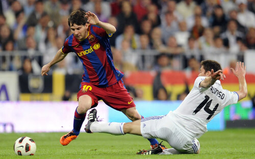 Leo Messi în duel cu Xabi Alonso (foto: Reuters)