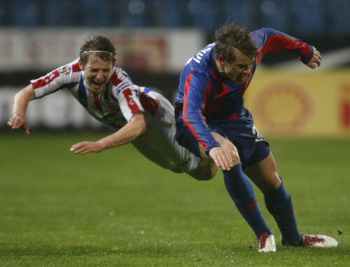 Antal (stînga) şi Bicfalvi s-au luptat din greu în meciul direct din Ghencea, Steaua-Oţelul 1-0
