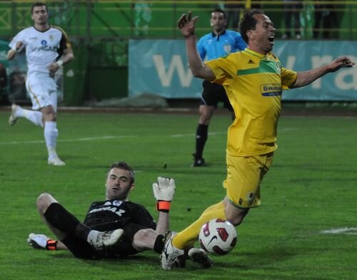 Penalty-ul clar la Adailton a rezolvat ecuaţia simplă a partidei de aseară Foto: Gabriel Tănasă