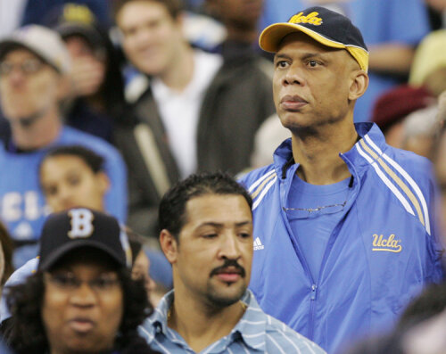 Kareem Abdul-Kareem (dreapta) este un spirit complet: sportiv, actor, scriitor, realizator de filme (foto: Reuters)