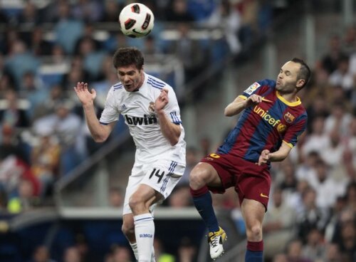 Xabi Alonso şi Andres Iniesta se vor înfrunta în această seară pentru primul trofeu al sezonului. Foto: Reuters