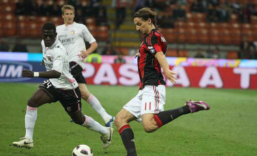 Goian (în plan îndepărtat) a stat tot timpul cu ochii pe Ibrahimovici (foto: acmilan.com)