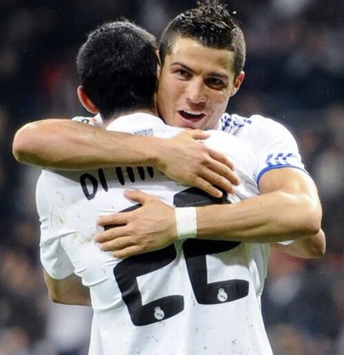 Cristiano Ronaldo şi Angel di Maria se îmbrăţişează după ce portughezul a marcat golul care a dus Cupa la Madrid