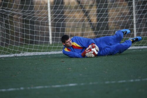 Laurenţiu Brănescu a contribuit decisiv la calificarea selecţionatei U17 a României la Euro 2011, apărînd un penalty în ultimul minut al meciului cu Ungaria, 2-1