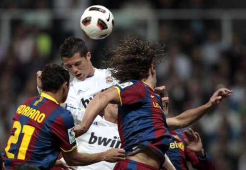 Adriano şi Puyol încearcă să îl blocheze pe Ronaldo (sursa foto: Reauters)