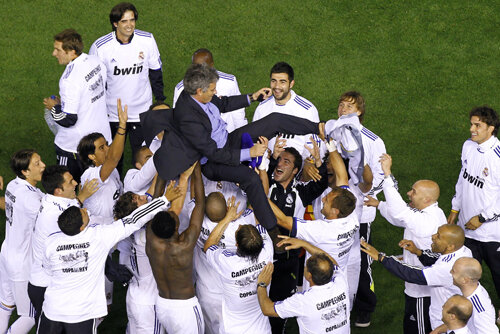 Antrenorul cu cei mai mulţi duşmani în Spania a terminat finala aruncat pe braţe de jucătorii săi Foto: Reuters