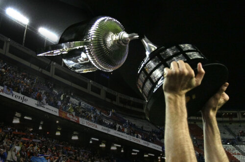 Cupa Regelui Spaniei, deteriorată în 10 locuri de impactul cu solul şi trecerea autocarului peste ea. Captură TV