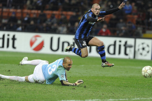 Foto: Sneijder pluteşte peste portarul lui Twente, Mihailov
Foto: Reuters