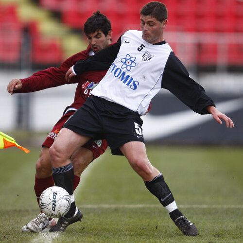 Valentin Stancu în vremurile bune, cînd îl înfrunta în Cupa României pe argentinianul Culio, la CFR Cluj - Jiul 1-0 (2007)