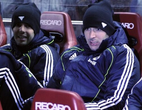Jose Mourinho e gata să-i lase pe bancă pe Kaka şi Benzema la meciul tur contra Barcelonei, în Liga Campionilor