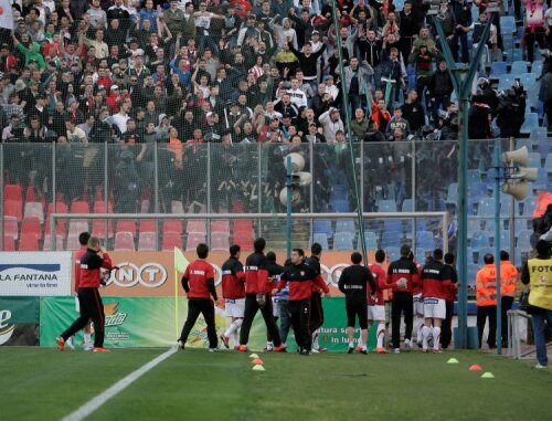 Jucătorii dinamovişti i-au aprovizionat pe fani cu torţe
