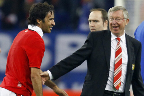 Doi mari campioni: Raul, de 3 ori învingător în Champions League la Real, şi Sir Alex Ferguson, dublu cîştigător al Ligii cu ManU Foto: Reuters
