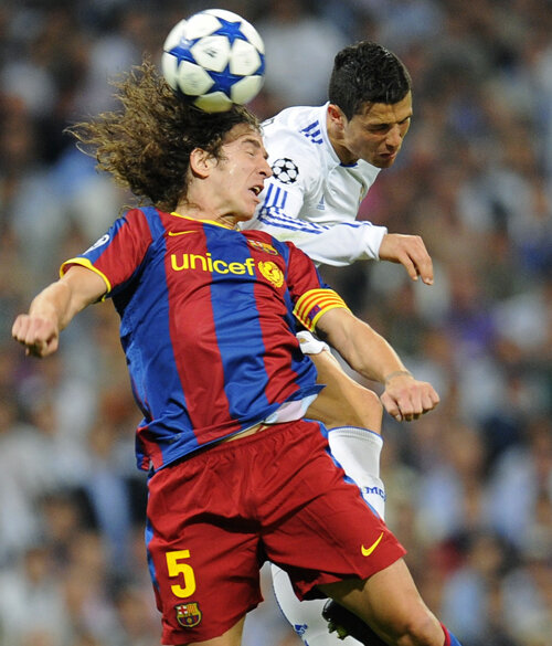 Cristiano Ronaldo (în alb) într-un duel fierbinte cu Puyol, căpitanul Barcei Foto: Reuters