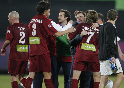 Conceicao (indicat de
săgeată) a plătit cu
postul de la CFR Cluj
pentru că a fost atît de
apropiat de jucători
Foto: David Moldovan