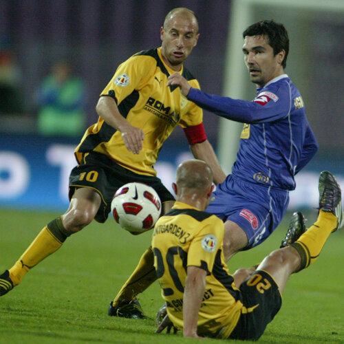 Ilyeș și compania n-au
reușit să pună frînă
liderului din Timișoara
Foto: Adrian Pîclișan