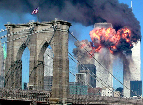 Momente de coşmar. 11 septembrie 2001, ora 9:03 dimineaţa. Un al doilea avion loveşte turnul de sud al WTC. Osama bin Laden a fost principalul acuzat în aceste atentate
Foto: Reuters