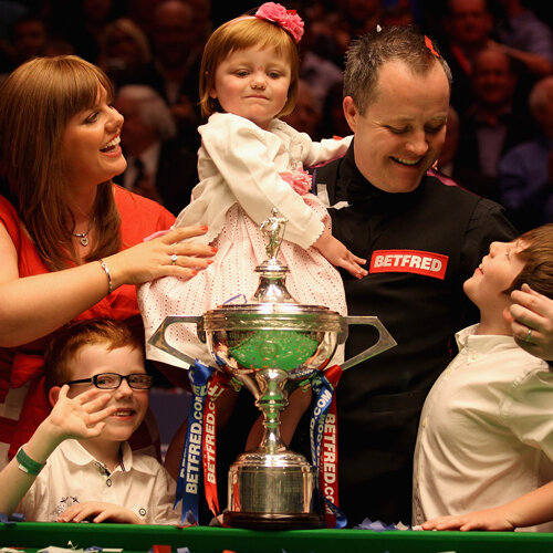 2011. John Higgins înconjurat de familie: soţia, Denise, mezina Claudia şi fiii Oliver (stînga) şi Pierce (dreapta) Foto: Guliver/GettyImages