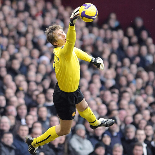 3 milioane de euro a dat Manchester United, în 2005, pentru a-l lua pe Van der Sar de la Fulham
Foto: Reuters