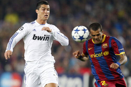 Cristiano Ronaldo (în alb) s-a descurcat greu în faţa bătăiosului Dani Alves
Foto: Reuters