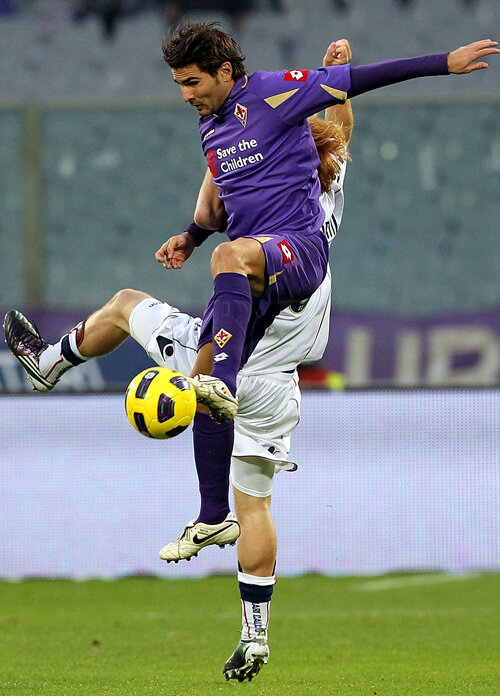Viitorul lui Mutu la Fiorentina e în aer. Dacă face infiltraţii, ar putea reveni duminică pe pămînt în meciul cu Inter Foto: Guliver/GettyImages