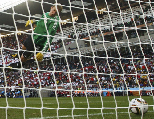 Eroare gravă la CM 2010, în Anglia - Germania 1-4: mingea şutată de Lampard a trecut de linia porţii, fără ca arbitrul să confirme golul