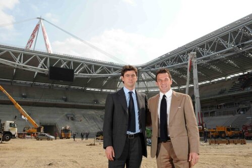 Andrea Agnelli şi Alessandro del Piero, pozînd azi pe noua Juventus Arena