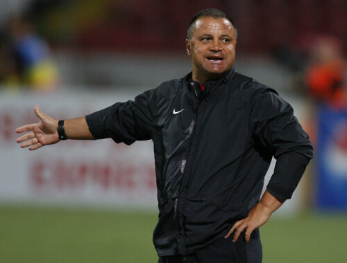 Costel Orac cîştiga titlul în sezonul 1982 - 1983, cu 17 victorii şi 15 remize