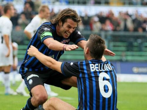 Jucătorii Atalantei exultă după ce echipa din Bergamo a obţinut promovarea