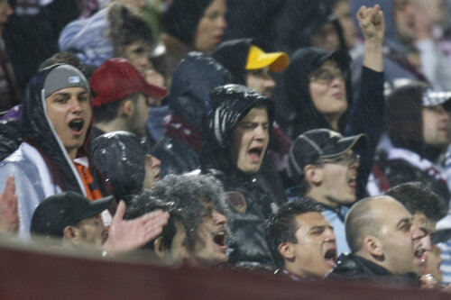 Fanii Rapidului nu l-au uitat nici pe Marius Şumudică, al cărui nume l-au scandat la începutul partidei    Foto: Gabriela Arsenie